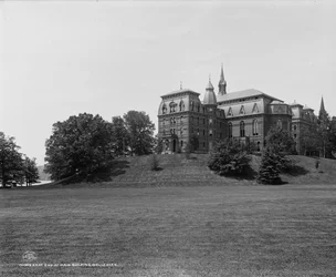 Oostkant van hoofdgebouw, Wellesley College, Massachusetts, ca. 1900